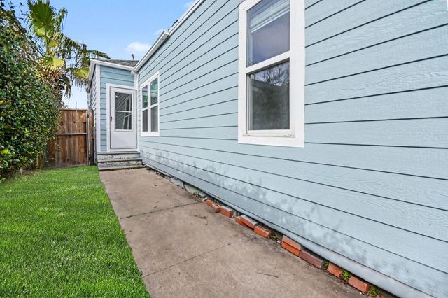 4805 Alamo Drive, Galveston, TX 77551