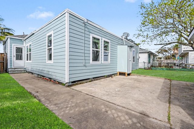 4805 Alamo Drive, Galveston, TX 77551