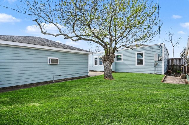 4805 Alamo Drive, Galveston, TX 77551