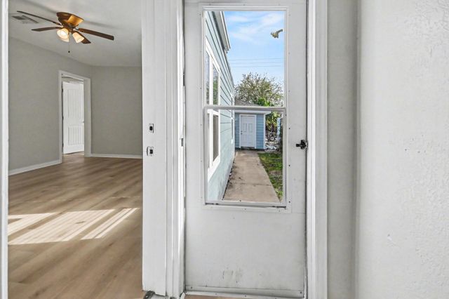 4805 Alamo Drive, Galveston, TX 77551