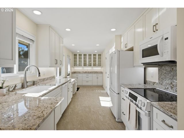 17114 Se MADISON St, Portland, OR 97233