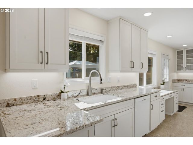 17114 Se MADISON St, Portland, OR 97233