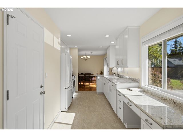 17114 Se MADISON St, Portland, OR 97233