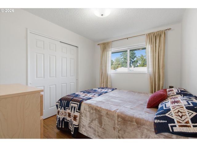 17114 Se MADISON St, Portland, OR 97233