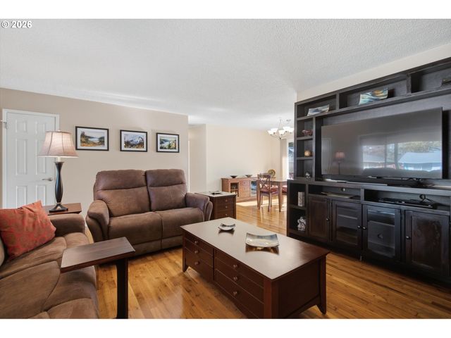 17114 Se MADISON St, Portland, OR 97233