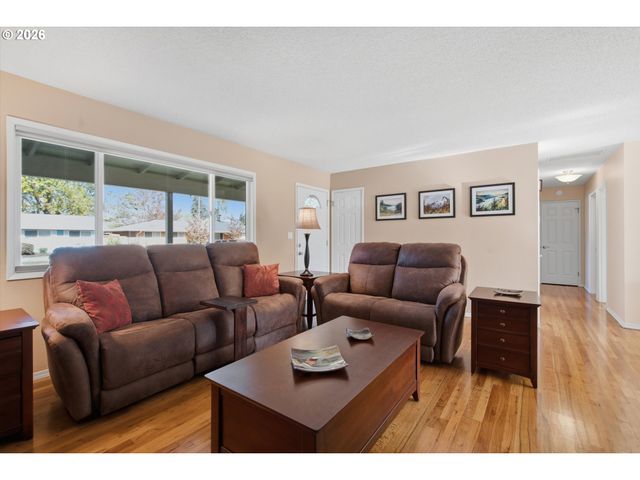 17114 Se MADISON St, Portland, OR 97233