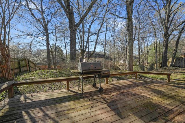 8645 MEADOW GREEN DR, Memphis, TN 38016