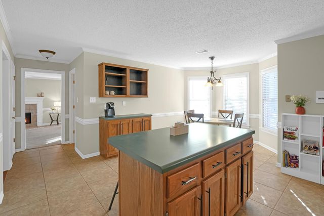 8645 MEADOW GREEN DR, Memphis, TN 38016