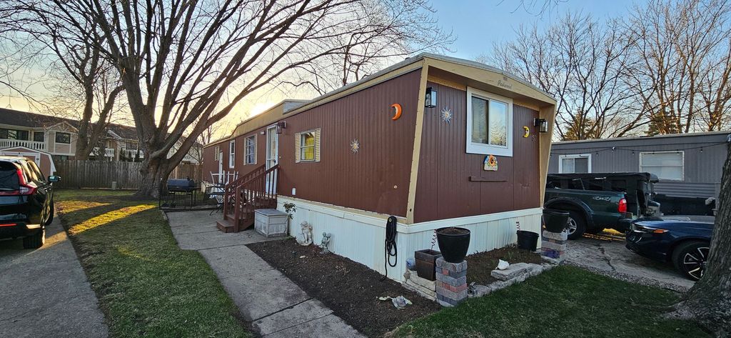 Image 2 of property listing at 57 CURRICLE Road, Wheeling, IL 60090