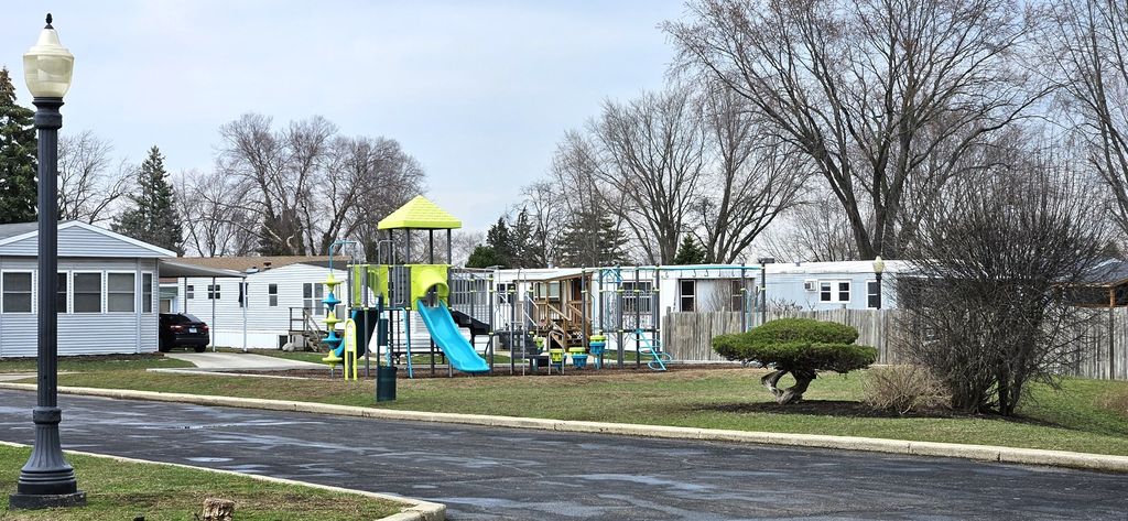 Image 15 of property listing at 57 CURRICLE Road, Wheeling, IL 60090