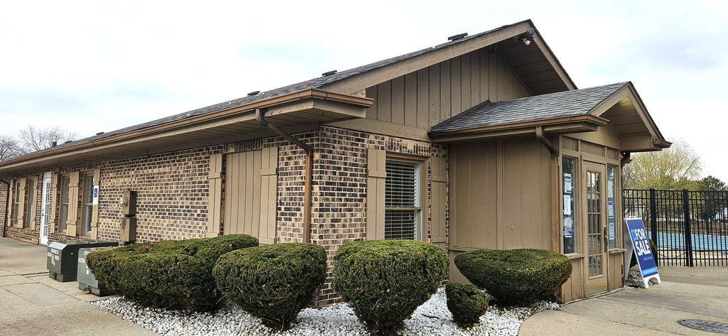 Image 16 of property listing at 57 CURRICLE Road, Wheeling, IL 60090