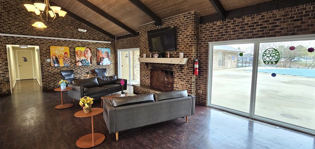 Image 18 of property listing at 57 CURRICLE Road, Wheeling, IL 60090