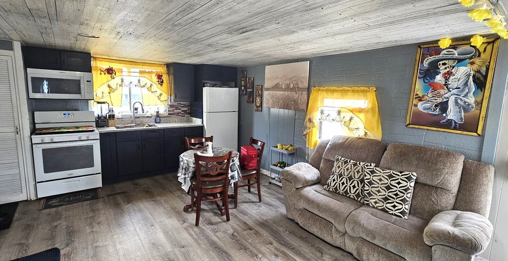 Image 4 of property listing at 57 CURRICLE Road, Wheeling, IL 60090