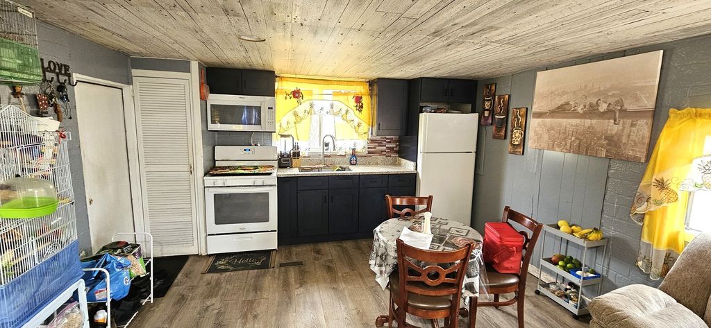 Image 5 of property listing at 57 CURRICLE Road, Wheeling, IL 60090