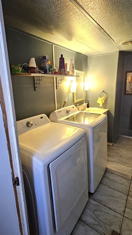 Image 10 of property listing at 57 CURRICLE Road, Wheeling, IL 60090