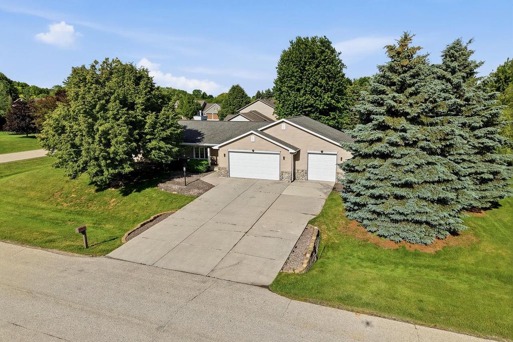 4702 Hunters Glen DRIVE, Sheboygan, WI 53083