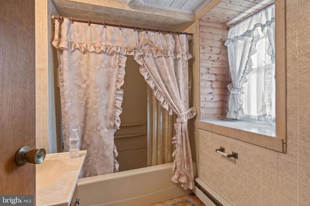564 BLANDON RD, Fleetwood, PA 19522