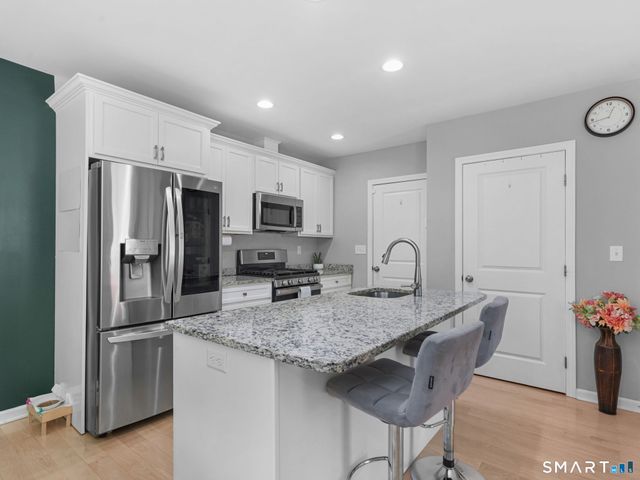 100 Dirienzo Heights 100, Derby, CT 06418