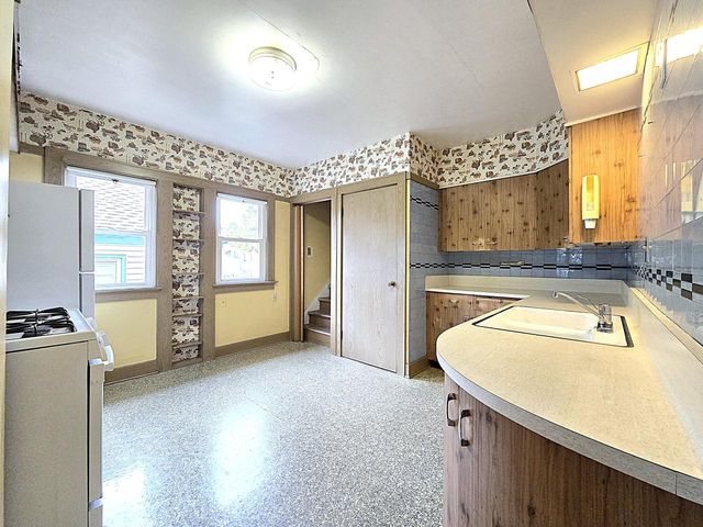627 E Russell AVENUE, Milwaukee, WI 53207