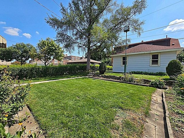 627 E Russell AVENUE, Milwaukee, WI 53207