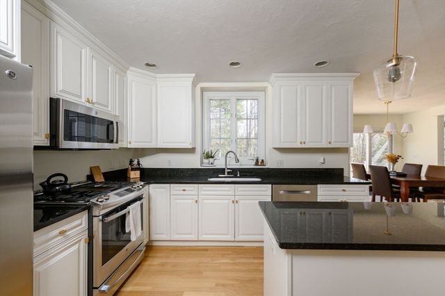 108 Deerfield Lane, Hanover, MA 02339