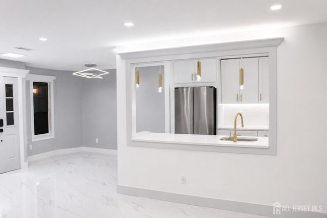 709 Sunshine Court, Sayreville, NJ 08859