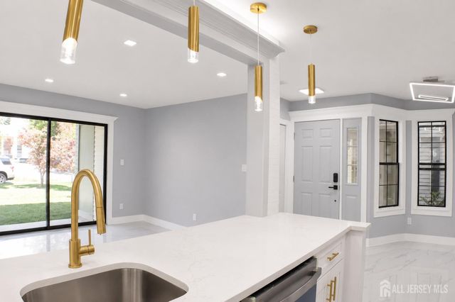 709 Sunshine Court, Sayreville, NJ 08859