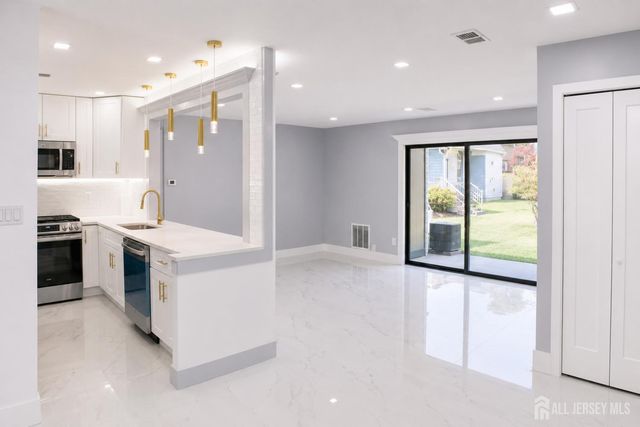 709 Sunshine Court, Sayreville, NJ 08859