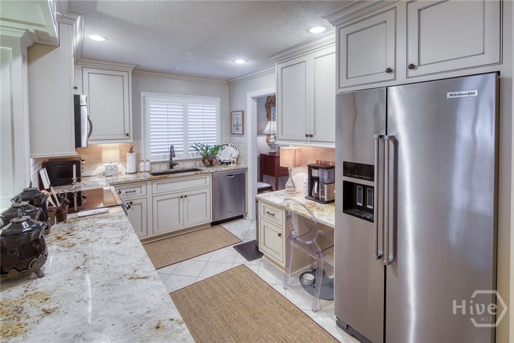 Image 10 of property listing at 6808 LaRoche Avenue 4, Savannah, GA 31406