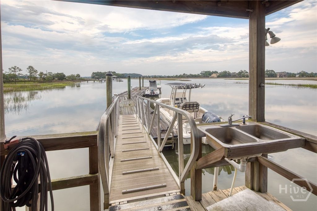 Image 31 of property listing at 6808 LaRoche Avenue 4, Savannah, GA 31406