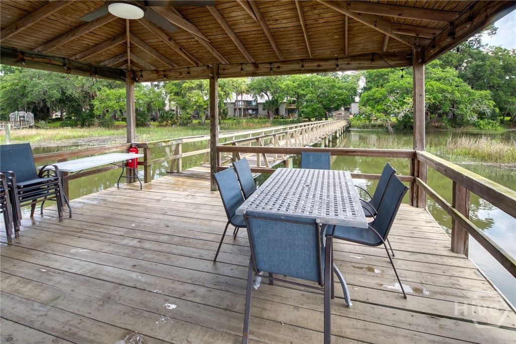 Image 32 of property listing at 6808 LaRoche Avenue 4, Savannah, GA 31406