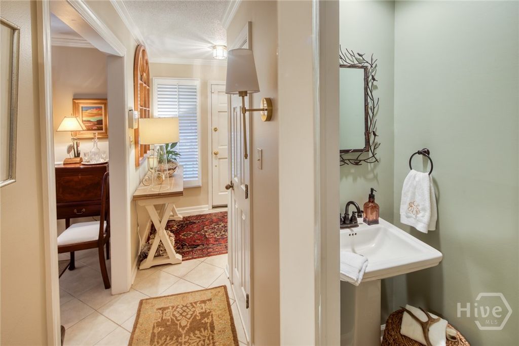 Image 7 of property listing at 6808 LaRoche Avenue 4, Savannah, GA 31406