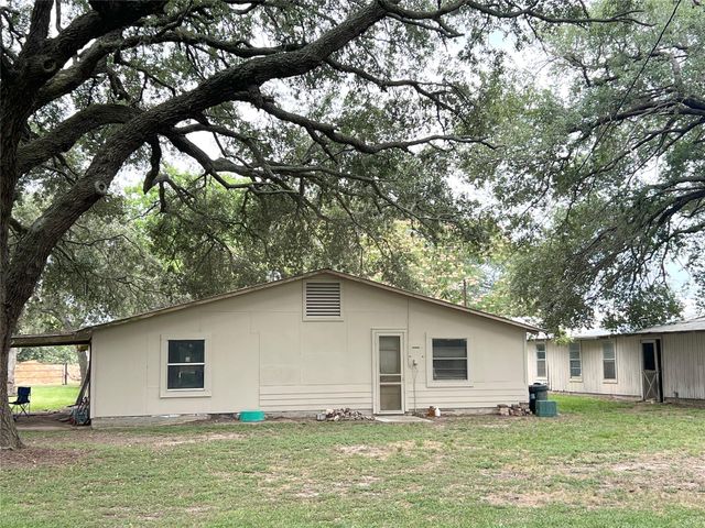 1518 County Road 307, El Campo, TX 77437