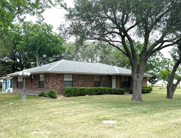 1518 County Road 307, El Campo, TX 77437