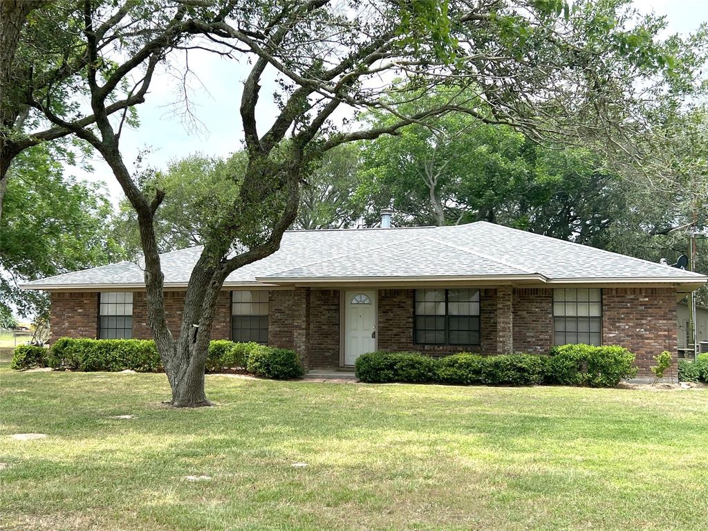 1518 County Road 307, El Campo, TX 77437