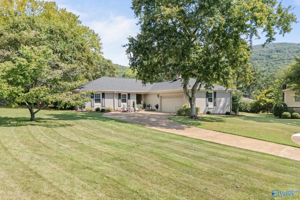 7702 Shadow Bend Drive SE, Huntsville, AL 35802