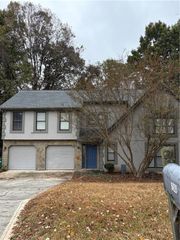 1562 Linksview Close, Stone Mountain, GA 30088