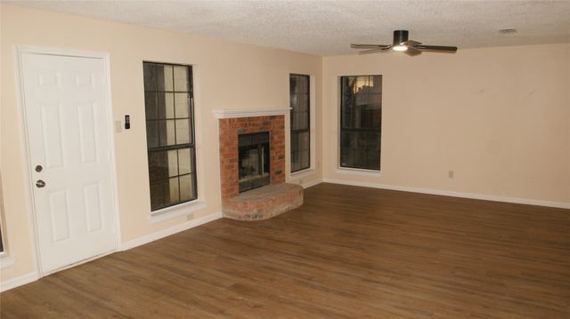 610 Squaw Creek Court, Arlington, TX 76018