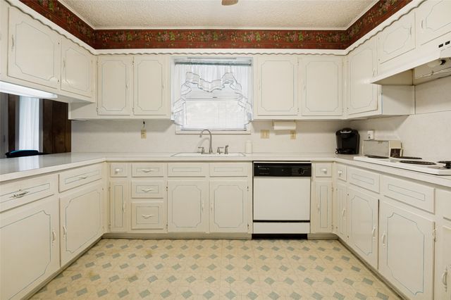 209 Helen Drive, Arlington, TX 76011