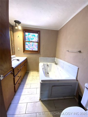 208 SW 5th, Kingston, OK 73439