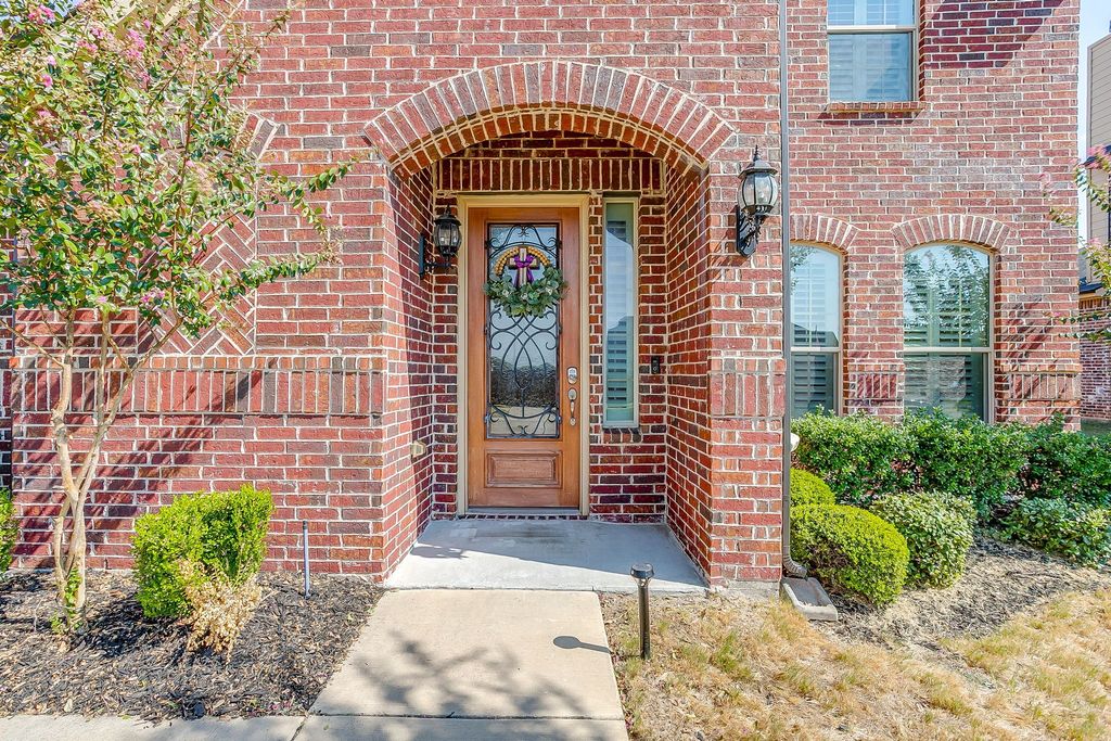 124 Lone Oak Drive, Crowley, TX 76036 — exterior