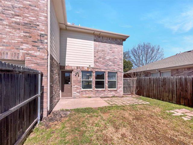 2466 Meadowgate Lane, Lancaster, TX 75134