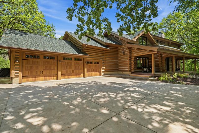 2050 Oakwood Ridge, Chanhassen, MN 55317