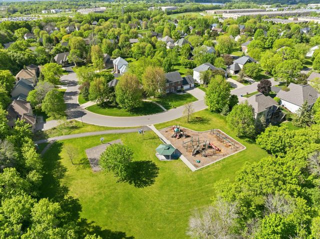 2050 Oakwood Ridge, Chanhassen, MN 55317