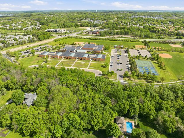 2050 Oakwood Ridge, Chanhassen, MN 55317
