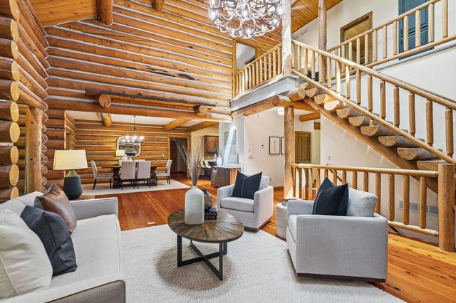 2050 Oakwood Ridge, Chanhassen, MN 55317