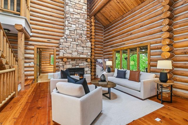 2050 Oakwood Ridge, Chanhassen, MN 55317