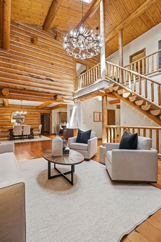 2050 Oakwood Ridge, Chanhassen, MN 55317