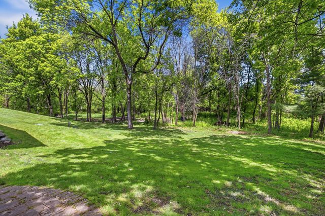 2050 Oakwood Ridge, Chanhassen, MN 55317