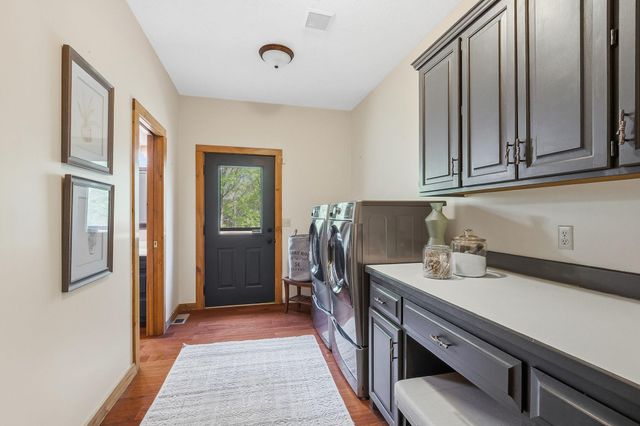 2050 Oakwood Ridge, Chanhassen, MN 55317